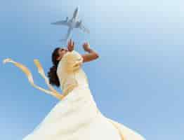 Foto grátis retrato de pessoas com avião voando no céu