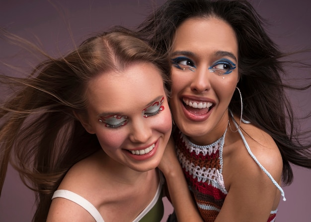 Retrato de pessoas usando maquiagem gráfica nos olhos