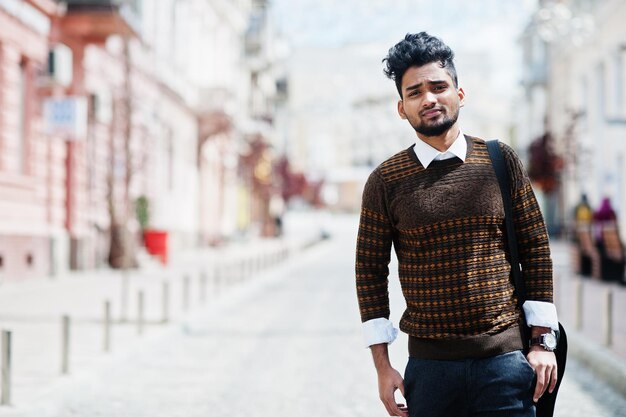 Retrato de pose de modelo de jovem indiano elegante na rua