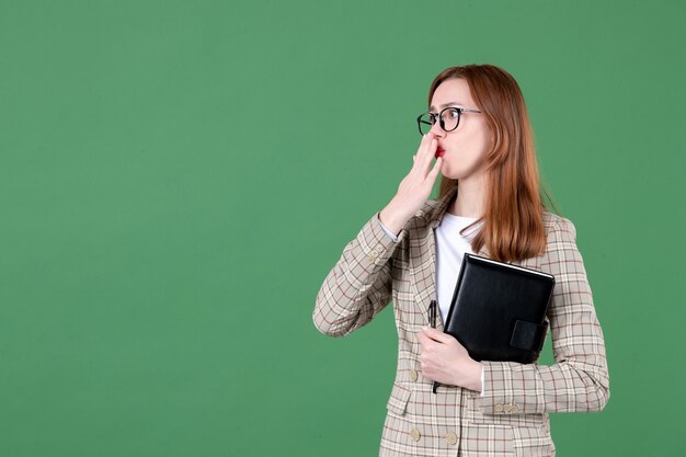 Retrato de professora com bloco de notas verde