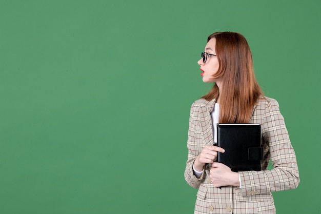 Retrato de professora com bloco de notas verde