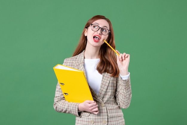 Retrato de professora com limas amarelas em verde