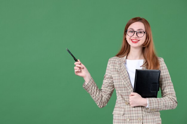 Retrato de professora segurando o bloco de notas verde