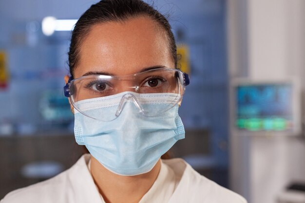 Retrato de químico de biotecnologia trabalhando em laboratório