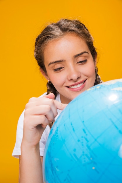 Retrato, de, schoolgirl, com, um, globo