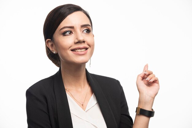 Retrato de sorridente jovem empresária posando.