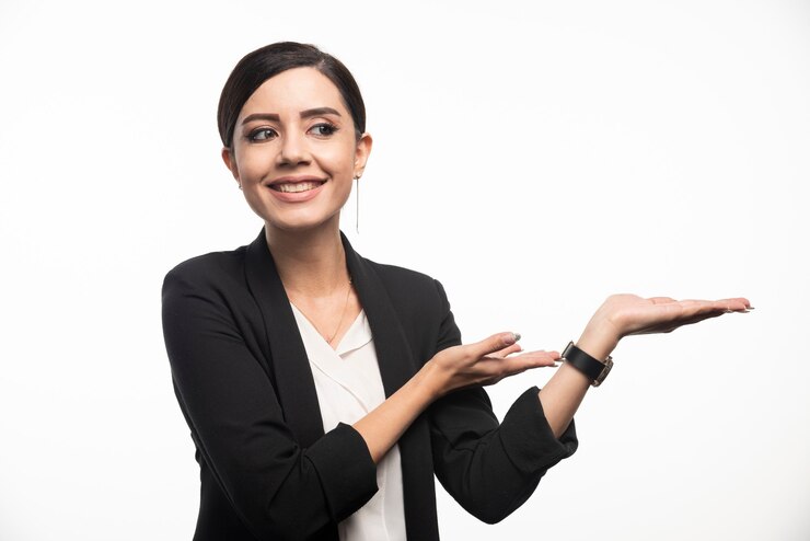 Foto grátis retrato de sorridente jovem empresária posando.
