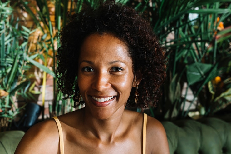 Foto grátis retrato, de, sorrindo, africano-americano, mulher jovem