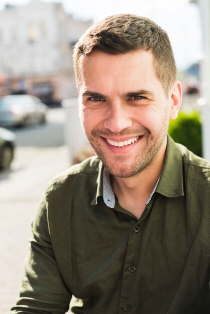 Retrato, de, sorrindo, homem jovem, olhando câmera