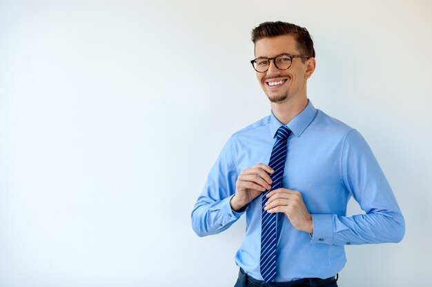 Retrato de sorrindo jovem empresário de óculos