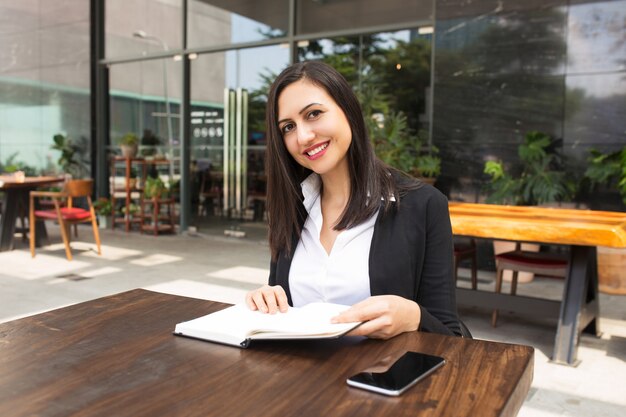 Retrato, de, sorrindo, jovem, executiva, ou, estudante, em, café