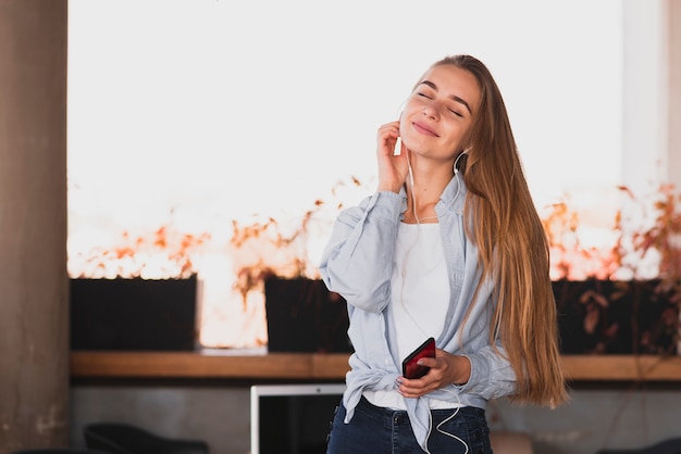 Retrato, de, sorrindo, loiro, mulher segura telefone