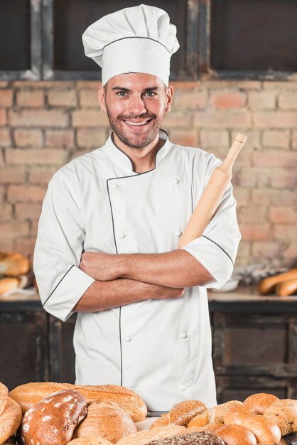 Retrato, de, sorrindo, macho, padeiro, estar, atrás de, a, pães, ligado, tabela