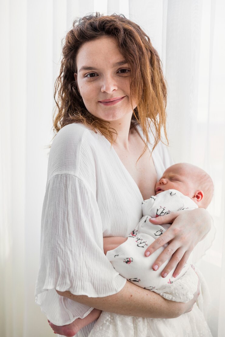 Foto grátis retrato, de, sorrindo, mãe, carregar, dela, bebê, frente, branca, cortina