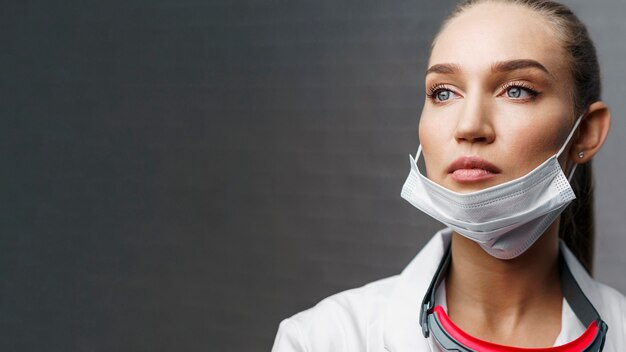 Retrato de técnica feminina posando com óculos de segurança e espaço de cópia