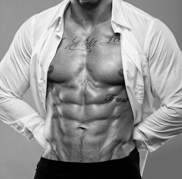 Retrato de torso de homem musculoso em fundo cinza