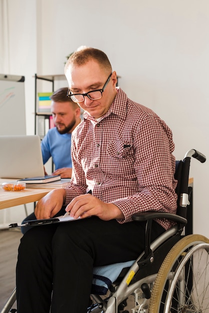 Retrato de trabalhador com deficiência no escritório