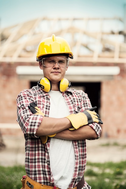 Foto grátis retrato de trabalhador da construção civil