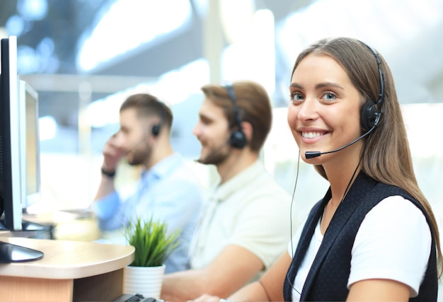 Retrato de trabalhador de call center acompanhado por sua equipe. operador de suporte ao cliente sorridente no trabalho.