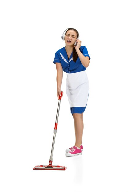 Retrato de trabalhador de limpeza feminino em uniforme branco e azul isolado