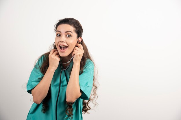 Retrato de trabalhador de saúde feminino posando com estetoscópio.