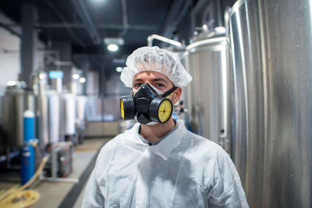 Foto grátis retrato de trabalhador industrial usando uniforme de proteção e máscara de gás