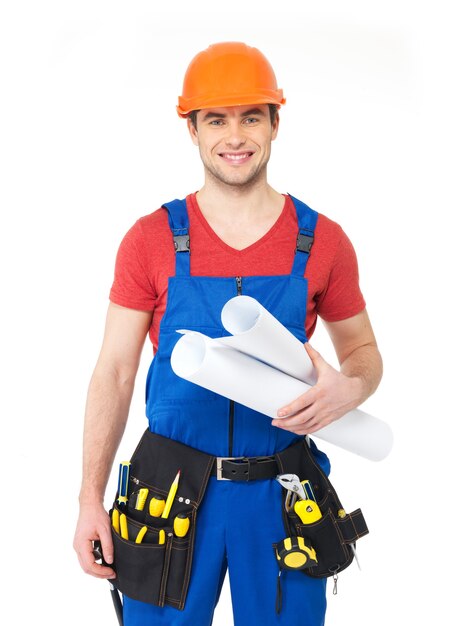 Retrato de trabalhador manual sorridente com ferramentas e papel isolado no branco