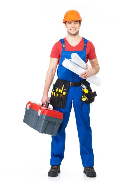 Retrato de trabalhador manual sorridente com ferramentas e papel isolado no branco