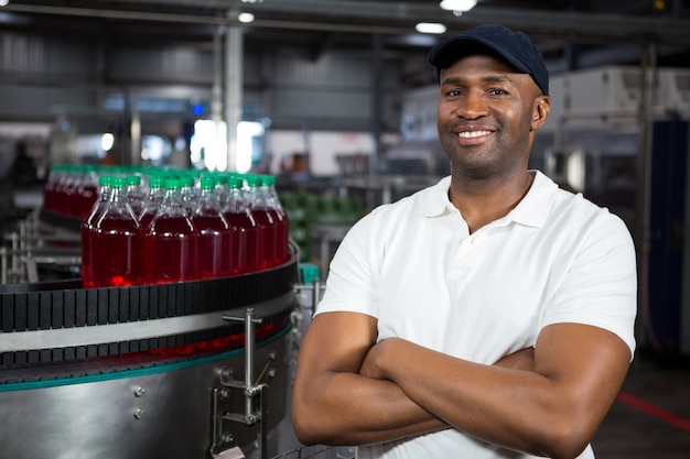 Retrato de trabalhador masculino parado em uma fábrica de bebidas geladas