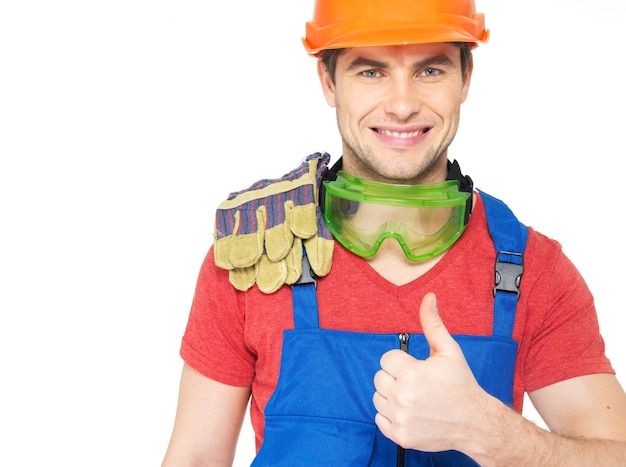 Retrato de trabalhador sorridente com sinal de positivo isolado no branco