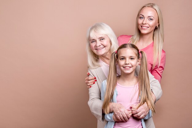 Retrato de três gerações de mulheres bonitas felizes e espaço de cópia