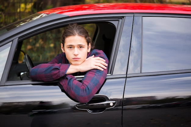 Foto grátis retrato de turista dentro de um carro