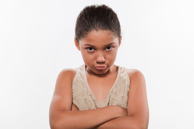 Foto grátis retrato, de, um, aborrecido, menina, com, braços dobrados