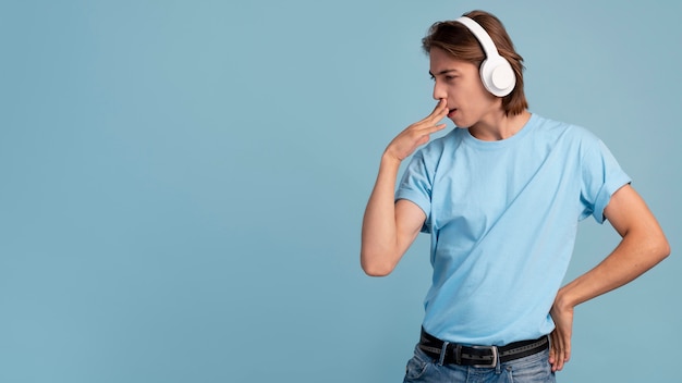 Foto grátis retrato de um adolescente descolado ouvindo música