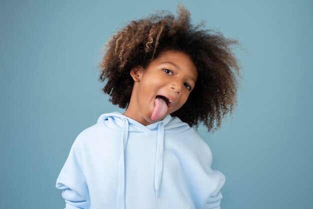 Foto grátis retrato de um adolescente descolado usando um moletom