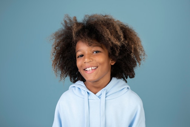 Foto grátis retrato de um adolescente descolado usando um moletom