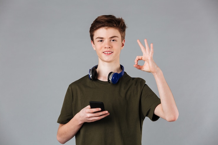 Foto grátis retrato de um adolescente sorridente
