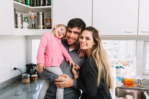 Retrato, de, um, adorável, família, em, cozinha