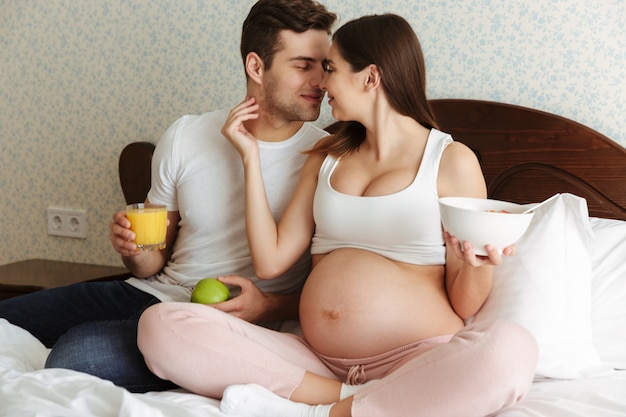 Retrato de um adorável jovem casal grávida
