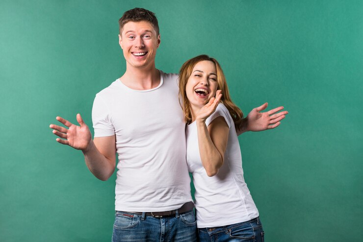 Foto grátis retrato, de, um, alegre, par jovem, contra, experiência verde