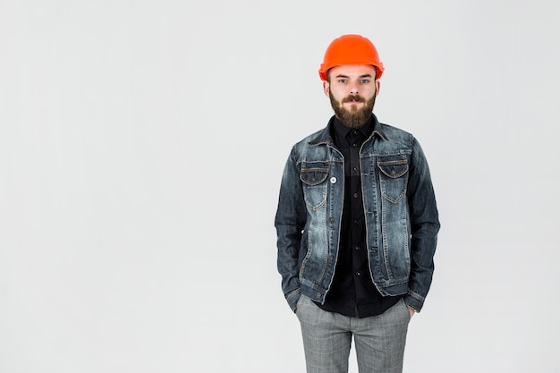 Retrato, de, um, arquiteta macho, desgastar, hardhat, ficar, contra, branca, fundo