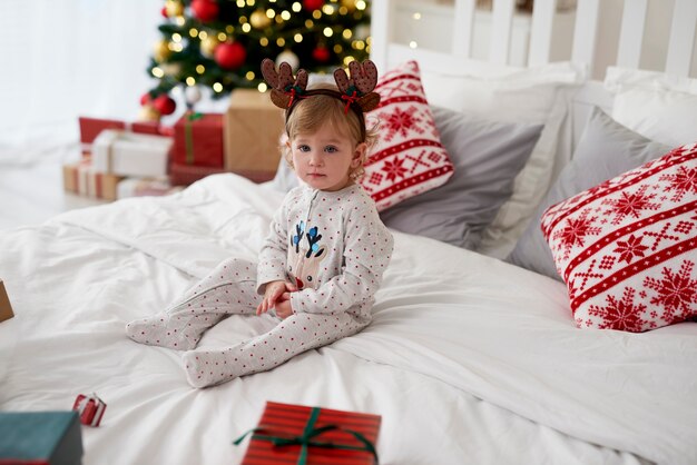 Retrato de um bebê encantador na manhã de Natal