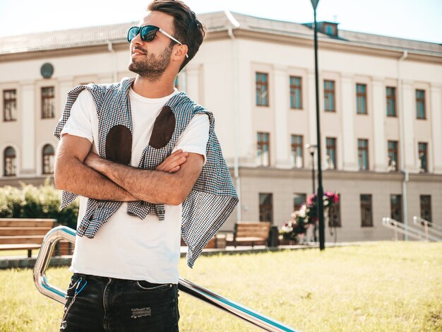 Retrato de um belo sorridente hipster elegante modelo lambersexual