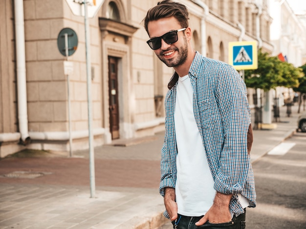 Foto grátis retrato de um belo sorridente hipster elegante modelo lambersexual