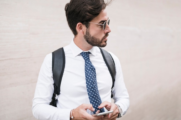 Foto grátis retrato, de, um, bonito, homem, com, smartphone