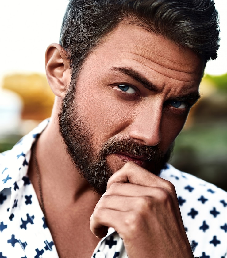 Foto grátis retrato de um bonito homem de moda com banho de sol vestindo roupas de camisa branca posando na rua