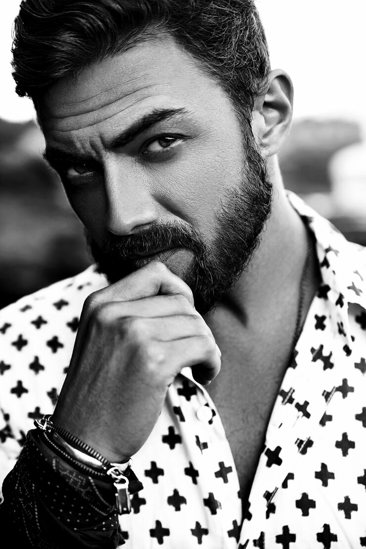 Foto grátis retrato de um bonito homem de moda com banho de sol vestindo roupas de camisa branca posando na rua