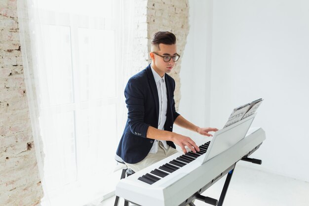 Retrato, de, um, bonito, homem jovem, olhar, musical, folha, piano jogo