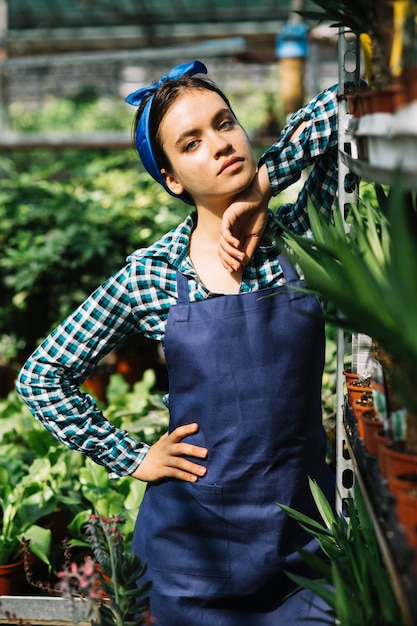 Retrato, de, um, bonito, jovem, femininas, jardineiro