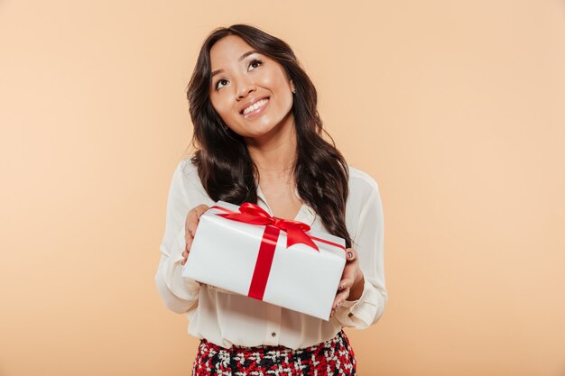 Retrato, de, um, bonito, mulher asiática, segurando caixa presente